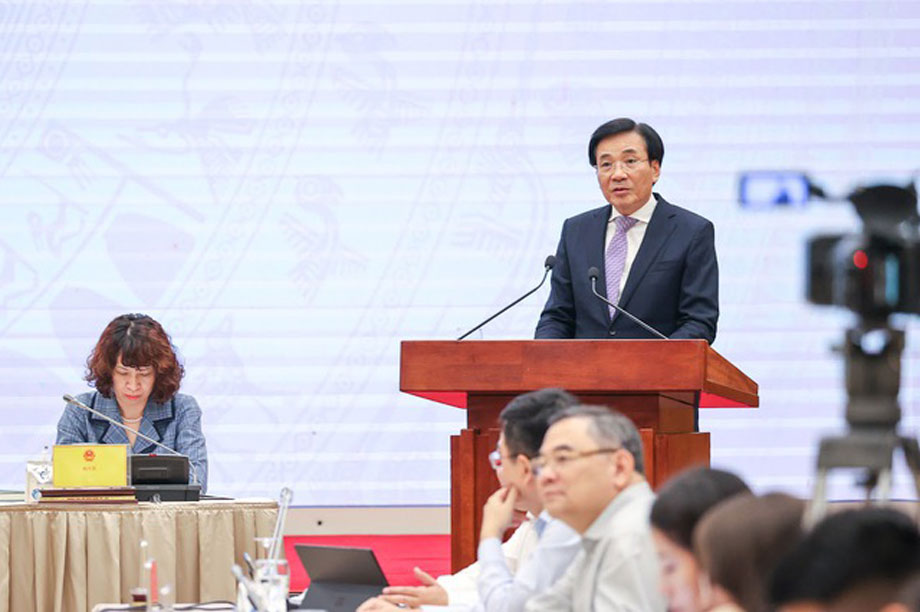 Bộ trưởng, Chủ nhiệm Văn phòng Chính phủ Trần Văn Sơn, Người phát ngôn của Chính phủ, cung cấp thông tin về tình hình kinh tế - xã hội tháng 10 và 10 tháng đầu năm - Ảnh: VGP