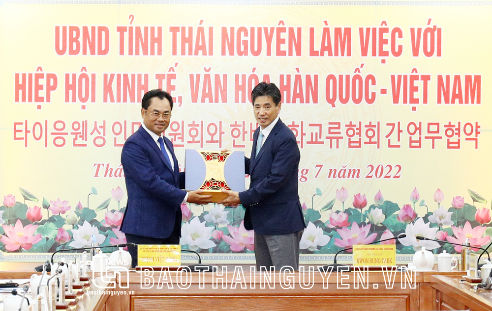  The Chairman of Thai Nguyen Provincial People's Committee presents souvenirs to the KOVECA delegation.