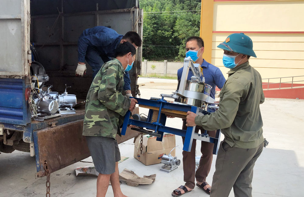   Hỗ trợ máy vò chè cho các hộ dân ở thị trấn Đu (Phú Lương.).
