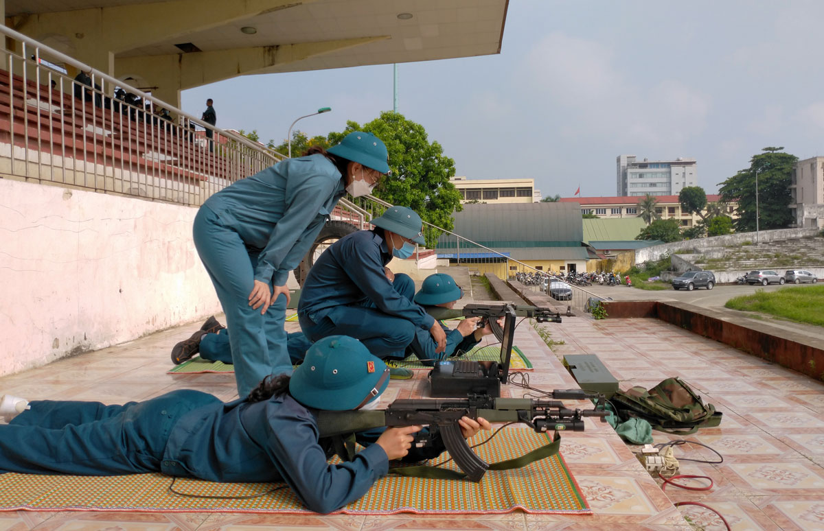  Các chiến sĩ tự vệ Báo Thái Nguyên luyện tập ngắm bắn bằng súng điện tử tiểu liên AK.