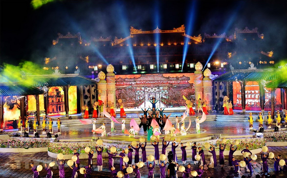  Sau 8 lần tổ chức, Festival Nghề truyền thống Huế 2021 ghi dấu ấn là lễ hội đặc sắc, có chất lượng, đậm đà bản sắc Huế. Ảnh: TTXVN.