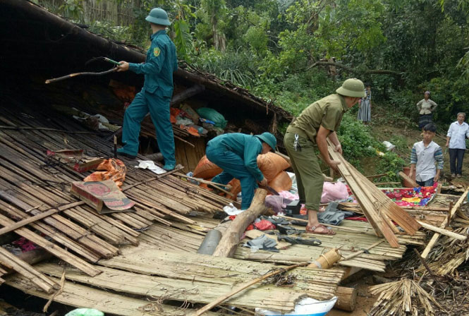  Chính quyền xã Cúc Đường huy động lực lượng hỗ trợ dựng lại nhà cho gia đình ông La Văn Cảnh, ở xóm Mỏ Chì (Cúc Đường) bị sập do dông lốc.