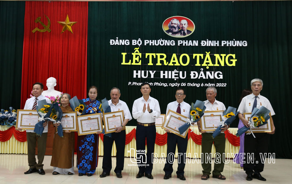  Đồng chí Dương Xuân Hùng, Ủy viên Ban Thường vụ, Trưởng Ban Tổ chức Tỉnh ủy trao Huy hiệu Đảng dịp 19-5 cho các đảng viên tại Đảng bộ phường Phan Đình Phùng (TP. Thái Nguyên).