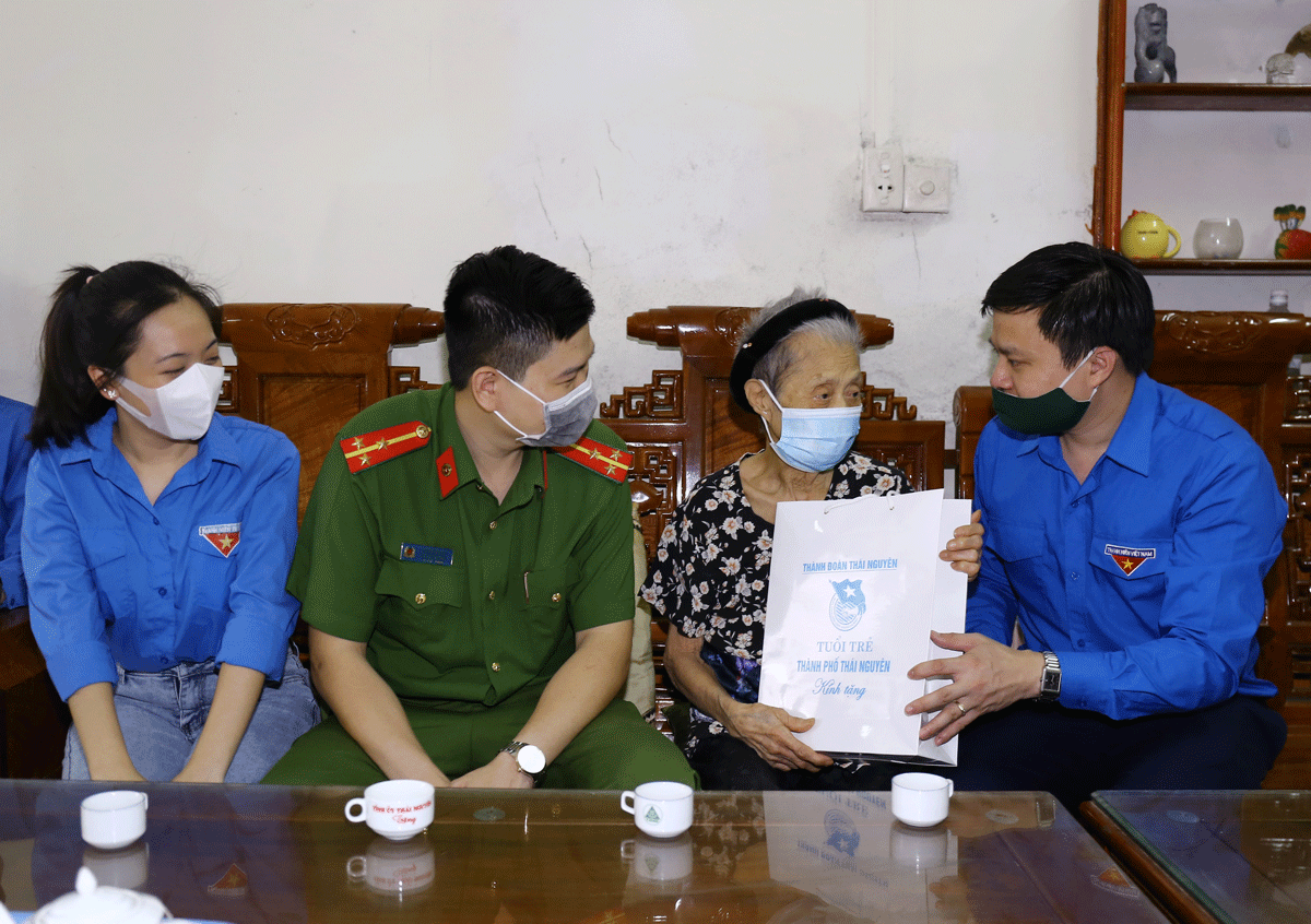  Đoàn viên, thanh niên T.P Thái Nguyên thăm, tặng quà bà Đồng Thị Hạnh, cán bộ lão thành cách mạng, ở tổ 6, phường Hoàng Văn Thụ (T.P Thái Nguyên).