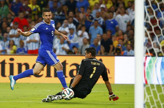  Ibisevic rút ngắn tỷ số 1-2 cho Argentina với pha ghi bàn rất nhạy cảm. Ảnh Reuters