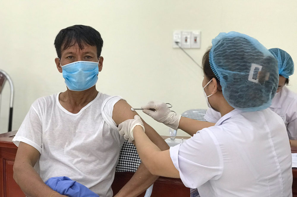  Đẩy mạnh chiến dịch tiêm vắc xin phòng COVID-19 là giải pháp quan trong hàng đầu. Ảnh T.L