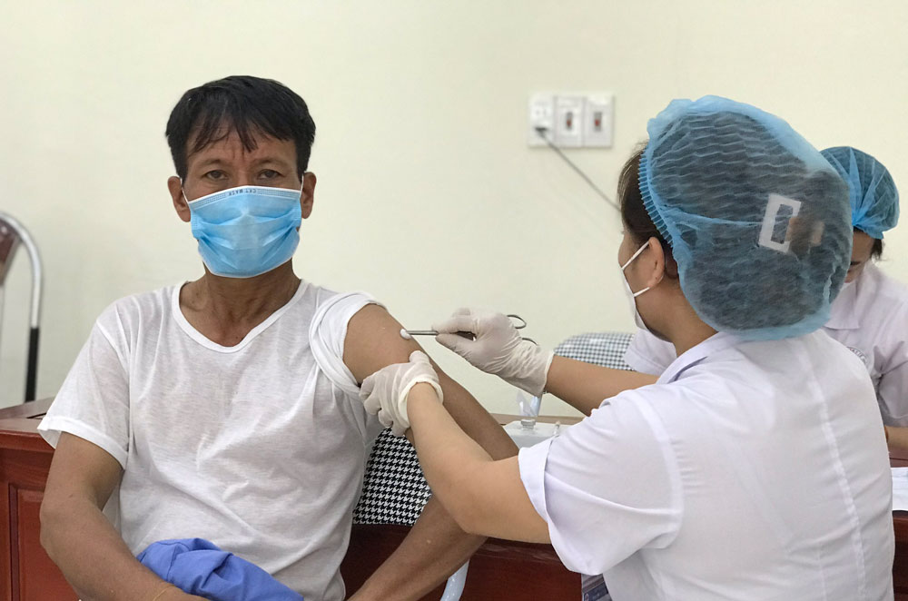  Tiêm vắc-xin phòng COVID-19 cho người dân tại Trung tâm Y tế T.X Phổ Yên.