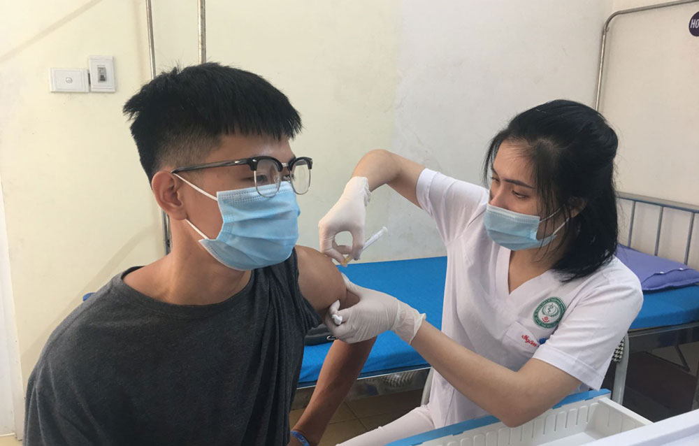  Cán bộ Trung tâm Y tế TP. Thái Nguyên tiêm vắc-xin phòng COVID-19 cho sinh viên. Ảnh TL