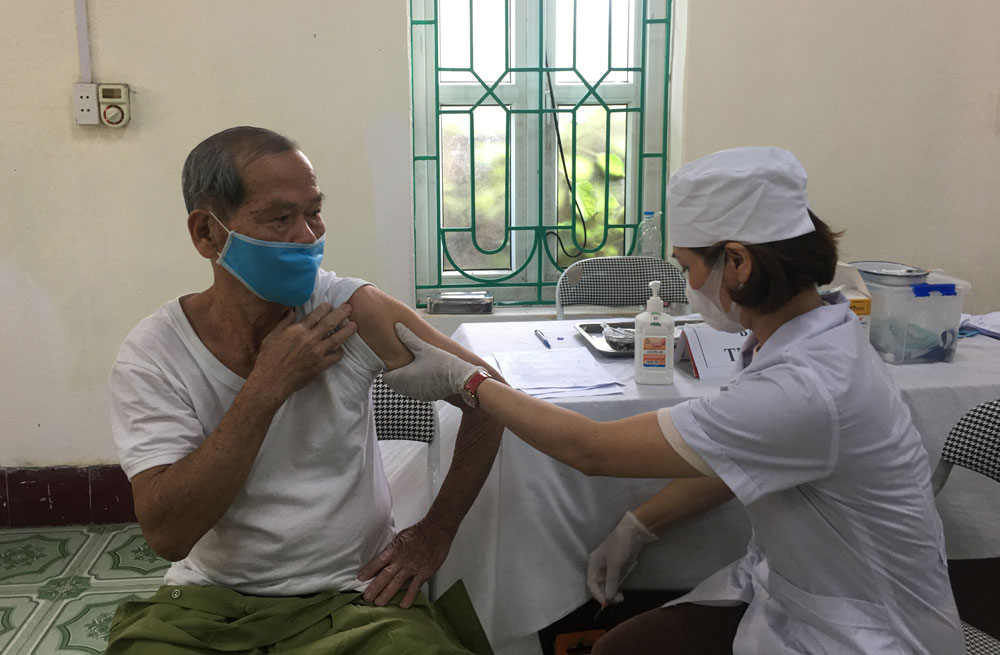  Cán bộ Trung tâm Y tế T.X Phổ Yên tiêm vắc xin phòng COVID-19 cho người dân.