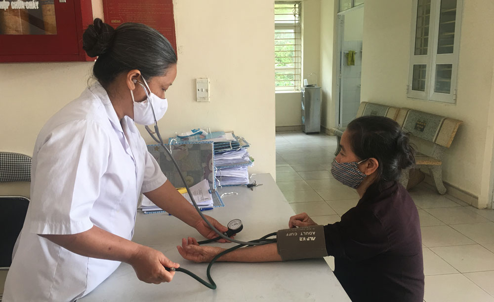  Cán bộ Trạm Y tế xã Tân Thái (Đại Từ) kiểm tra huyết áp cho bệnh nhân cao tuổi.