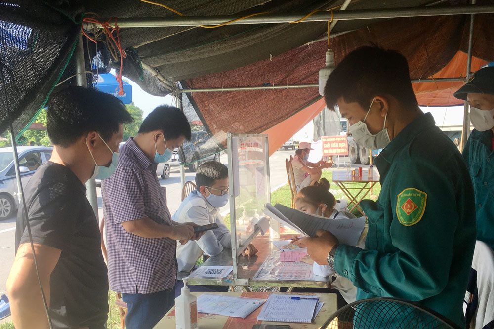  Lực lượng chức năng T.X Phổ Yên hướng dẫn người từ các tỉnh khác vào Thái Nguyên thực hiện quy định về phòng, chống dịch COVID-19.