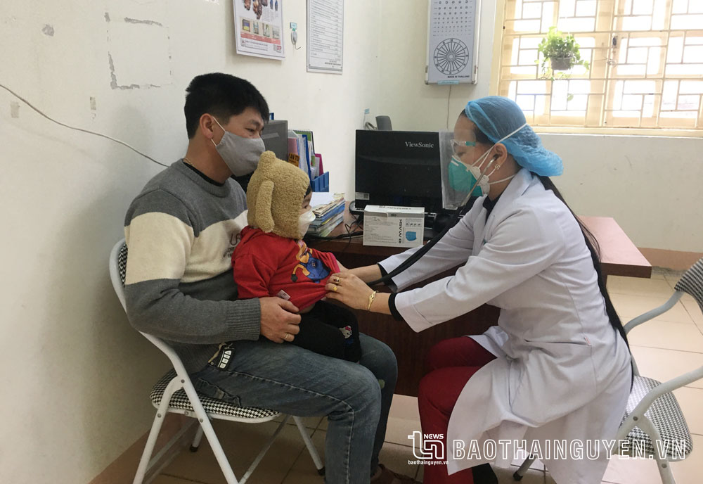  Cán bộ y tế phường Quang Trung (T.P Thái Nguyên) khám bệnh cho trẻ bị viêm họng cấp.