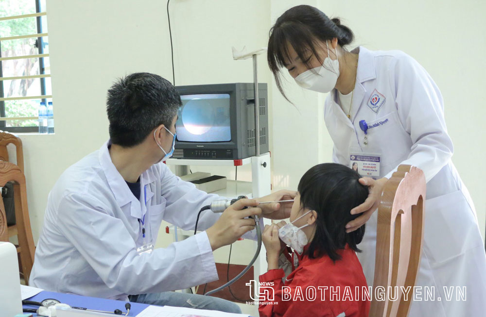 Trẻ em sống trong gia đình có người hút thuốc đòi hỏi nhiều chăm sóc y tế hơn. Trong ảnh: Các bác sĩ của Bệnh viện Trung ương Thái Nguyên khám bệnh về đường hô hấp cho trẻ.