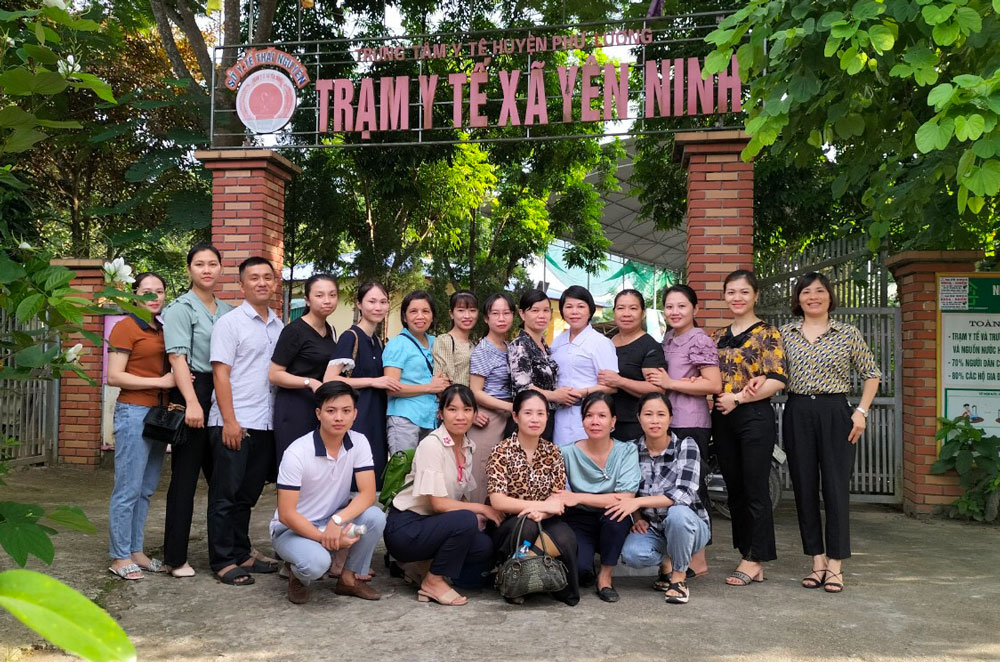 Đoàn công tác của Trung tâm Kiểm soát bệnh tật tỉnh trong chuyến đánh giá tình hình sử dụng thuốc lá ở người trưởng thành tại xã Yên Ninh (Phú Lương).