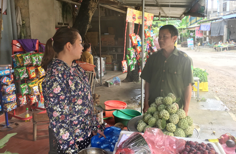  Lực lượng Công an xã Lục Ba (Đại Từ) tăng cường công tác tuyên truyền để các hộ kinh doanh không lấn chiếm lòng, lề đường, đảm bảo an toàn giao thông.