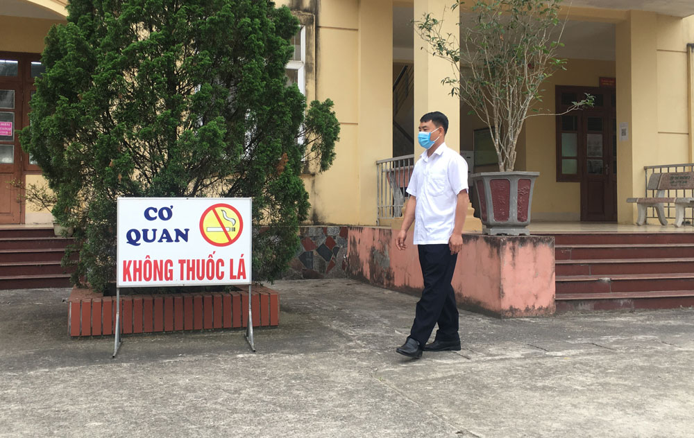 Biển “Cơ quan không thuốc lá” tại trụ sở xã Bản Ngoại (Đại Từ).