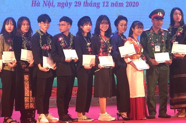  Hà Quỳnh Anh (đứng thứ năm từ phải sang) trong Lễ tuyên dương học sinh, sinh viên, thanh niên người dân tộc thiểu số xuất sắc, tiêu biểu toàn quốc năm 2020.
