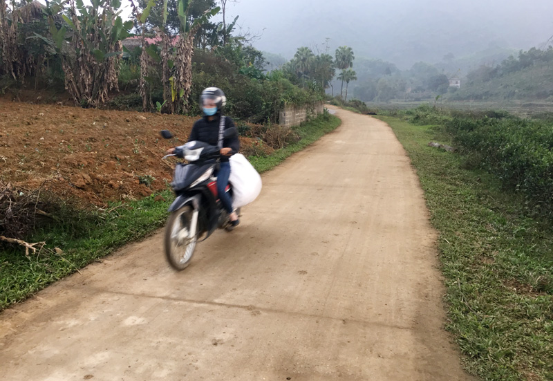  Để xây dựng tuyến đường bê tông liên xóm Cây Thống - Cây Ngái, bà con hai xóm đã hiến hơn 5.000m2 đất.