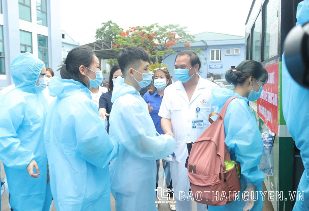 Lãnh đạo Bệnh viện Trung ương Thái Nguyên động viên các y, bác sĩ trẻ của Bệnh viện trước khi họ lên đường hỗ trợ tâm dịch (giai đoạn cao điểm của dịch bệnh COVID-19).