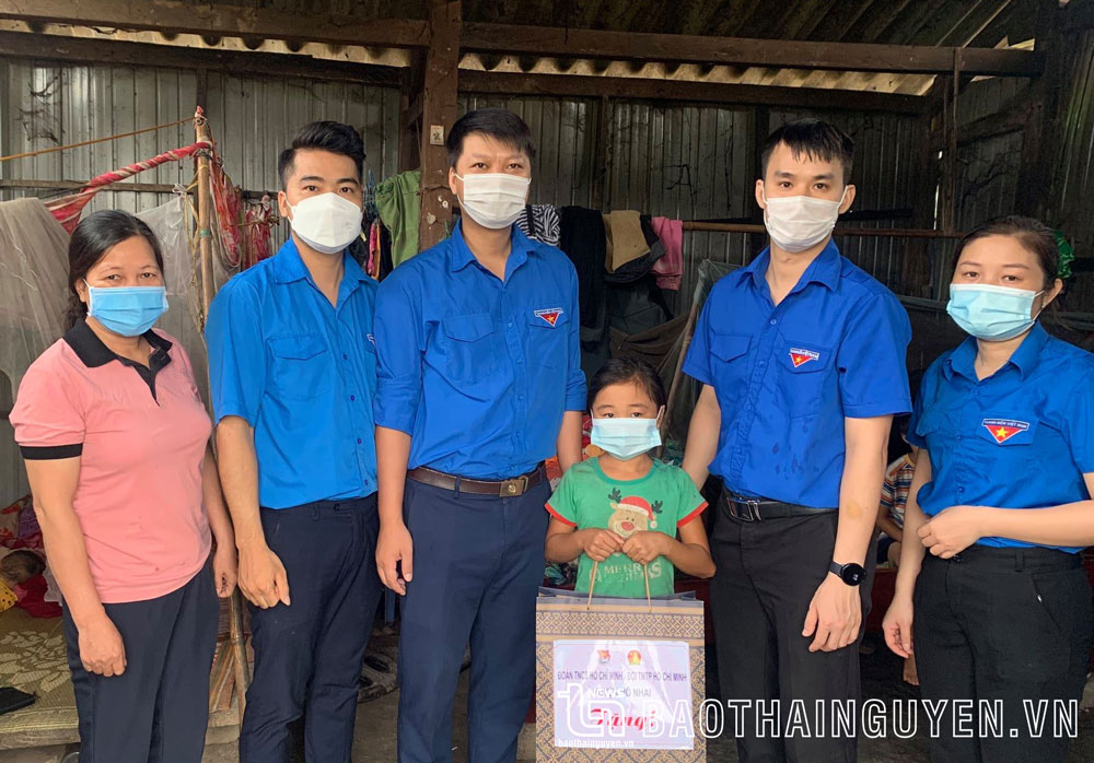  Huyện đoàn Võ Nhai trao quà cho thiếu nhi có hoàn cảnh khó khăn tại xóm La Mạ, xã Lâu Thượng.