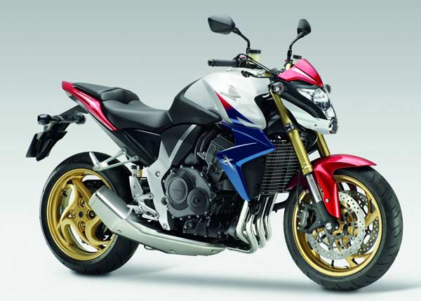 Và phiên bản 2011 với bộ vỏ phối 3 màu đen - xanh - trắng