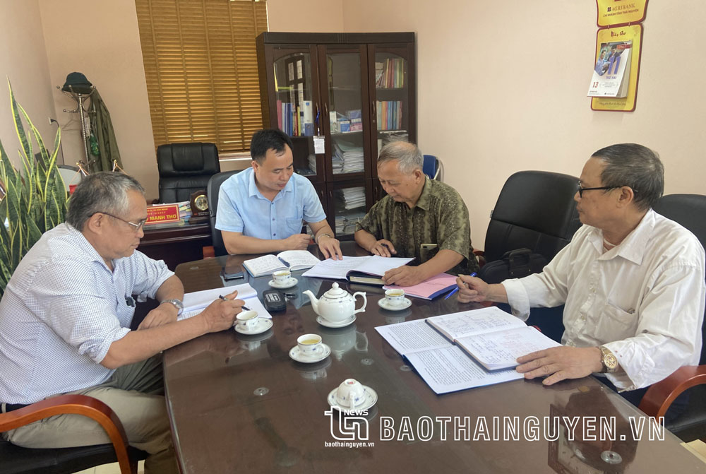 Bí thư các Chi bộ Quang Trung, Khau Giang và La Dạ chuẩn bị nội dung, chương trình Đại hội Chi bộ nhiệm kỳ 2022-2025.