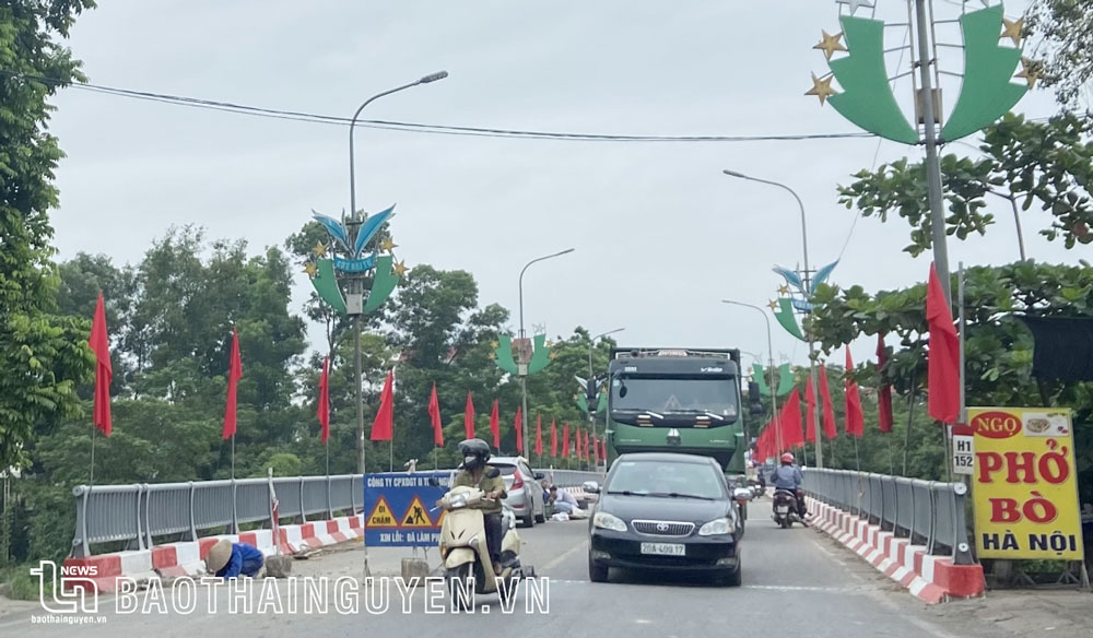  Đơn vị thi công ngăn một nửa cầu Huy Ngạc để sửa chữa.