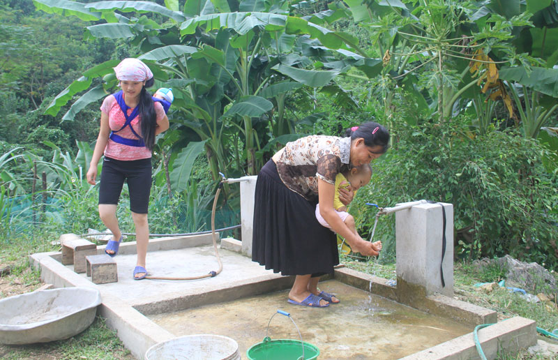  Nhờ có hỗ trợ của Hội Chữ thập đỏ huyện, người Mông Làng Giai đã có nước sạch dẫn về từng gia đình.
