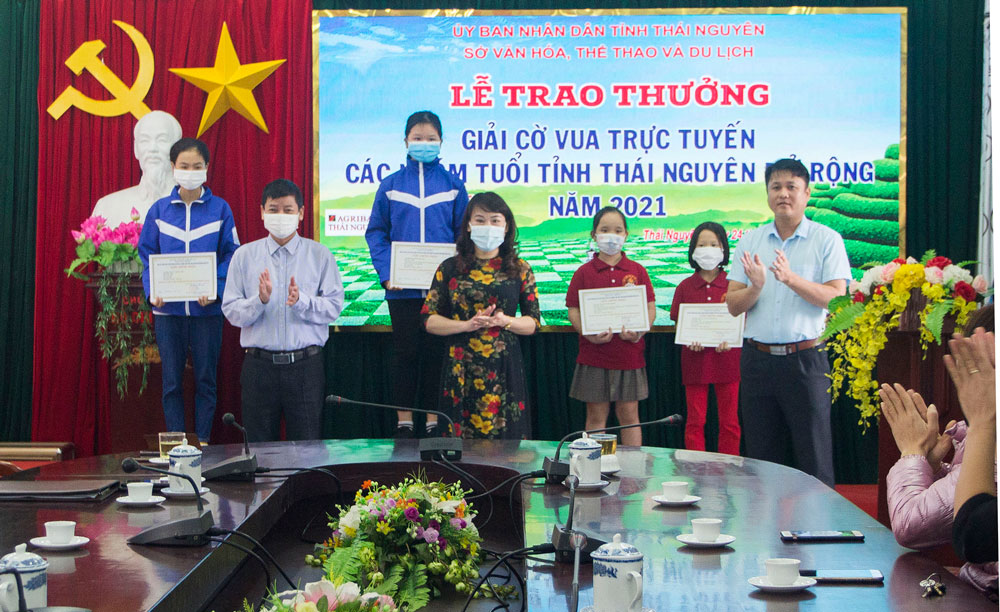  Ban Tổ chức trao giải cho các VĐV có thành tích thi đấu xuất sắc.