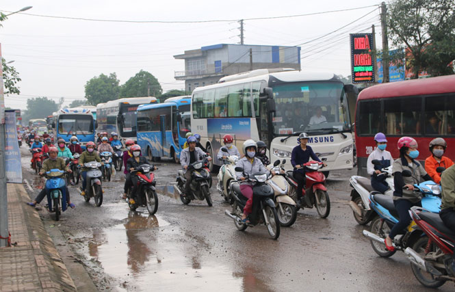  Vào giờ cao điểm, việc tham gia giao thông trên tuyến ĐT.266 gặp rất nhiều khó khăn. Trong ảnh: Đoạn đường đi qua xóm Trung 2 ngày càng xuống cấp nghiêm trọng là một trong những nguyên nhân khiến ngày nào cũng xảy ra ùn tắc tại đây (Ảnh chụp lúc 7 giờ 20 phút ngày 4-5-2018).