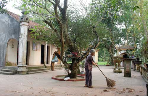  Cụ Đặng Thị Nhân (75 tuổi), 9 năm nay thủ nhang, chăm sóc Đền Hích.