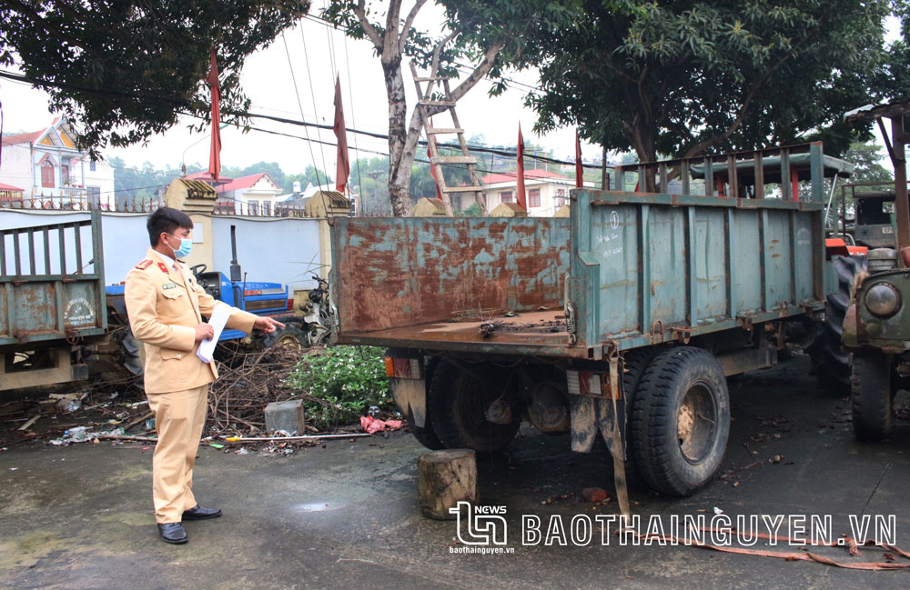 Chiếc máy nông nghiệp lắp thêm thùng của anh Vy Văn Tâm tại Công an huyện Phú Lương.