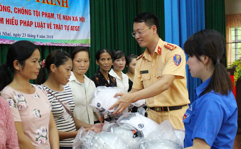   Lãnh đạo Phòng Cảnh sát Giao thông (Công an tỉnh Thái Nguyên) trao tặng mũ bảo hiểm cho người dân xã Liên Minh.