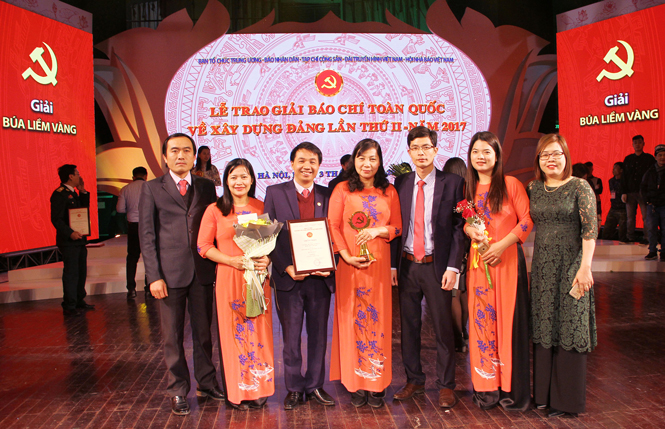  Nhóm tác giả Báo Thái Nguyên đoạt giải C - Giải "Búa liềm vàng" lần thứ hai, năm 2017. Ảnh tư liệu