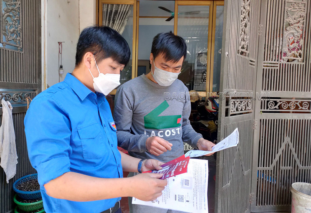  Đoàn viên thanh niên phường Tân Lập (T.P Thái Nguyên) hỗ trợ người dân cài đặt mã QR.