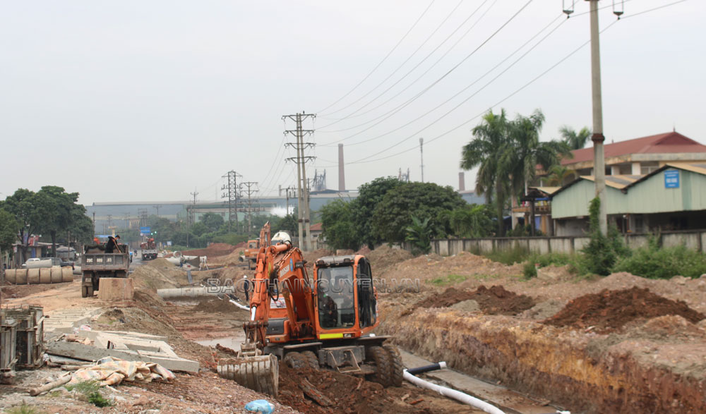 Hạng mục xây dựng rãnh dọc và cống thoát nước của Dự án Cải tạo, nâng cấp ĐT.266 đoạn qua xã Hồng Tiến (T.X Phổ Yên) đang được tích cực triển khai.