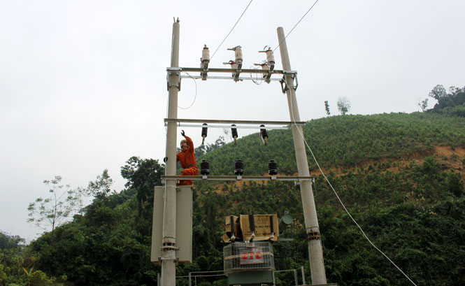  Thi công lắp Trạm biến áp tại xóm Tân Lập, xã Sảng Mộc.