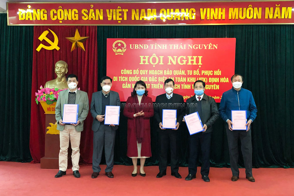  Lãnh đạo Sở Văn hóa - Thể thao và Du lịch bàn giao hồ sơ Quy hoạch bảo quản, tu bổ, phục hồi Di tích Quốc gia đặc biệt ATK Định Hóa gắn với phát triển du lịch tỉnh Thái Nguyên đến năm 2030 cho các ngành, địa phương liên quan.