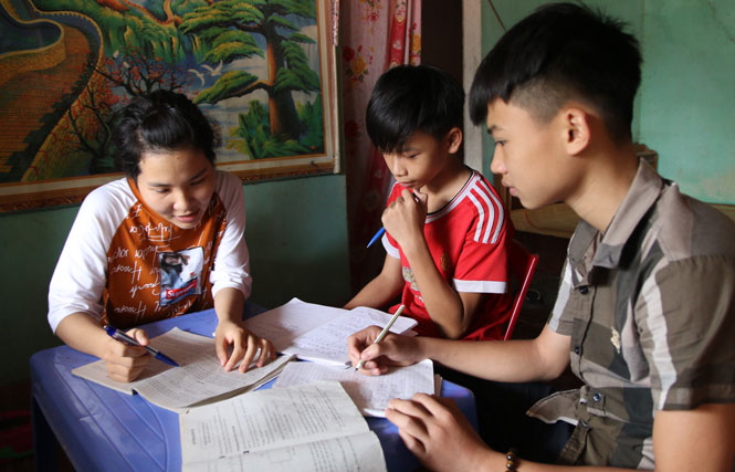  Em Nguyễn Thị Uyên đang ôn luyện kiến thức cho hai em học sinh gần nhà.