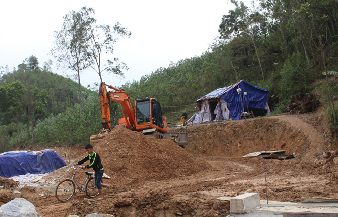  Đơn vị thi công tuyến đường Chòi Hồng - Đồng Rã đang đẩy nhanh tiến độ để hoàn thành theo đúng kế hoạch.