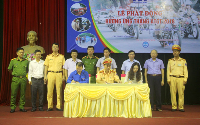  Đoàn Thanh niên trường  Đại học Công nghệ giao thông vận tải – Phân hiệu Thái Nguyên và Đội Cảnh sát giao thông Công an T.P Thái Nguyên ký cam kết đảm bảo trật tự an toàn giao thông.  