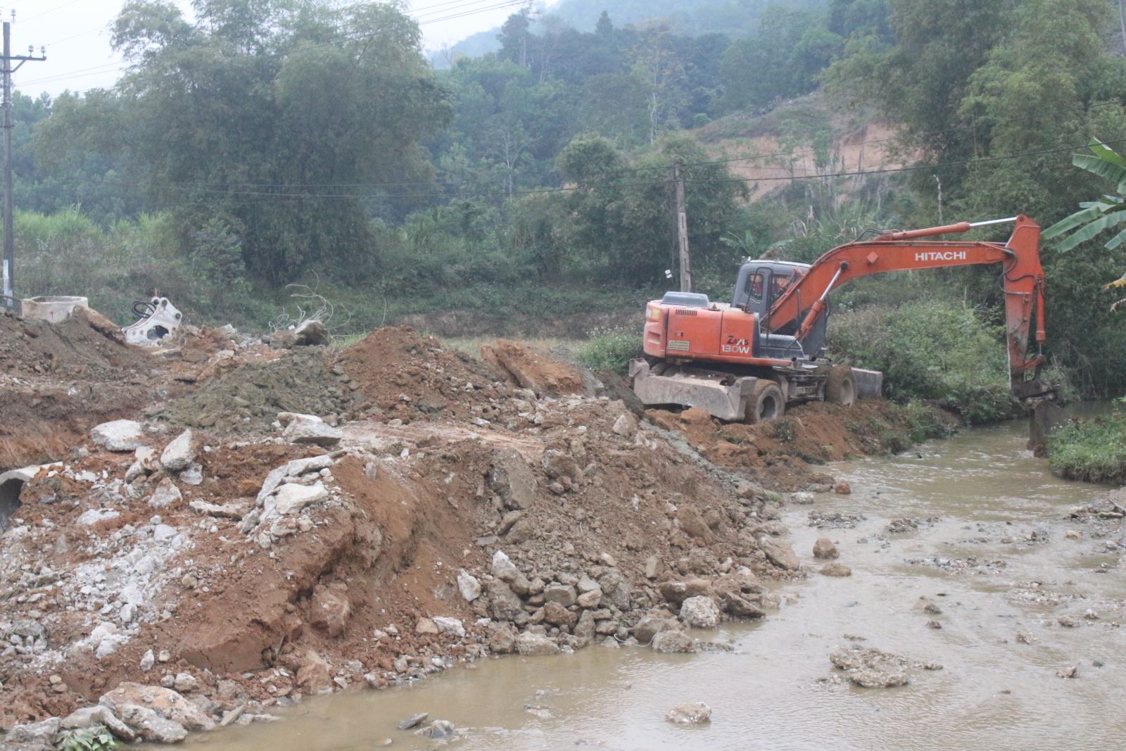  Tràn Vôi Nước nằm trên ĐT269D đang được đẩy nhanh tiến độ để đảm bảo hoàn thành theo kế hoạch.