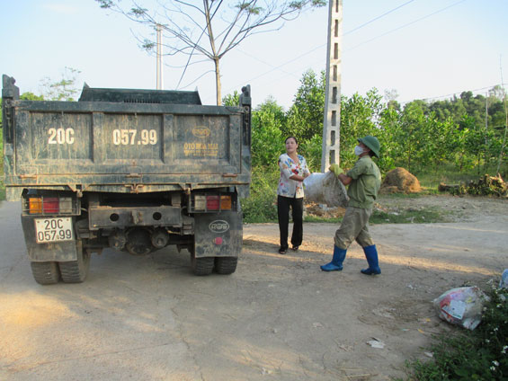  Nhờ sự tuyên truyền, vận động tích cực của chị Thanh, việc thu gom rác thải của xóm Chợ, xã Phúc Trìu (T.P Thái Nguyên) được thực hiện đúng quy định.