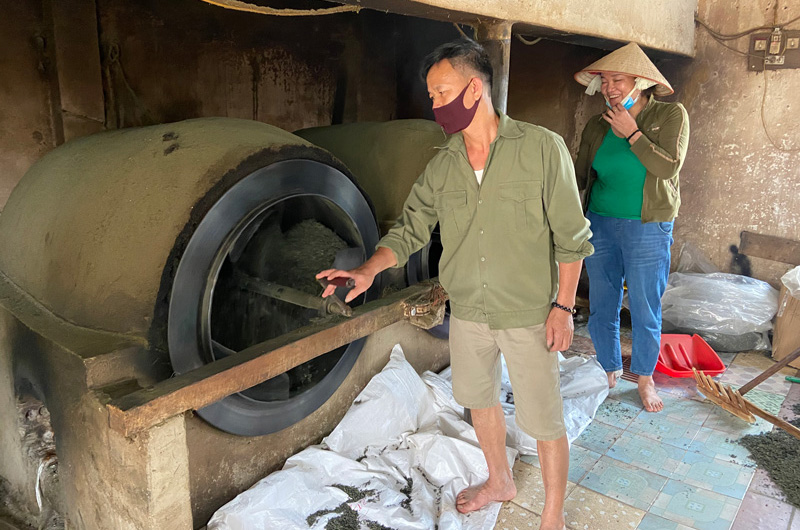  Ông Lương Văn Dũng, xóm Cầu Đá, xã Hoàng Nông, áp dụng các phương pháp hiện đại sản xuất, chế biến chè