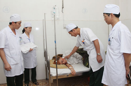  Hàng tuần, Ban lãnh đạo Bệnh viện Quân y 91 duy trì hoạt động thăm bệnh, hội chẩn tại chỗ đồng thời kiểm tra trực tiếp hoạt động điều trị tại các khoa. Qua đó góp phần nâng cao chất lượng điều trị cho bệnh nhân.