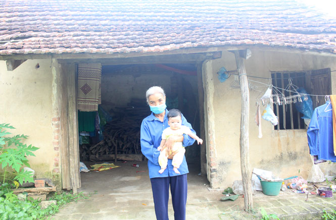  Căn nhà nhỏ, xập xệ là nơi ở của ba bà cháu bà Nguyễn Thị Hồng ở xóm Hộ Sơn, xã Nam Tiến, T.X Phổ Yên