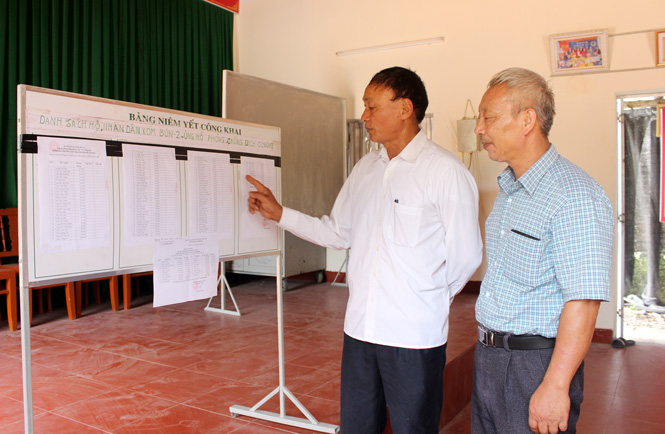  Ông Nguyễn Văn Tuấn (bên phải) trao đổi với ông Đỗ Quang Chung, Trưởng Ban công tác mặt trận xóm Bún 2 về hoạt động ủng hộ của người dân phòng, chống dịch COVID-19.
