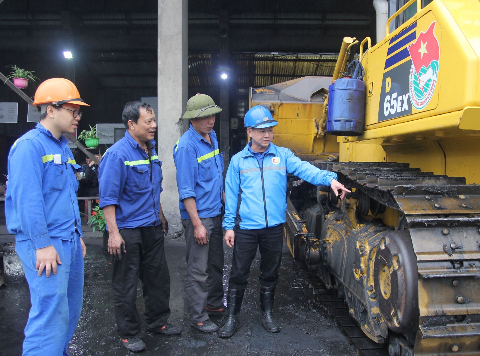  Anh Đào Thanh Tuấn (ngoài cùng bên phải) cùng các đồng nghiệp kiểm tra lại máy móc tại xưởng sửa chữa.