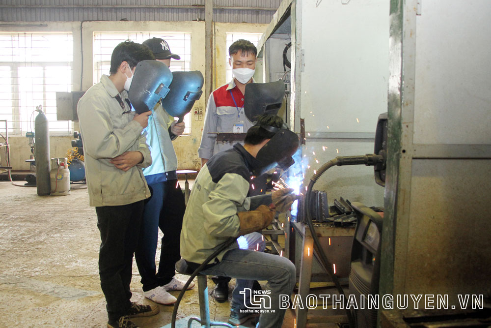  Các em học sinh theo học nghề hàn trong giờ thực hành.