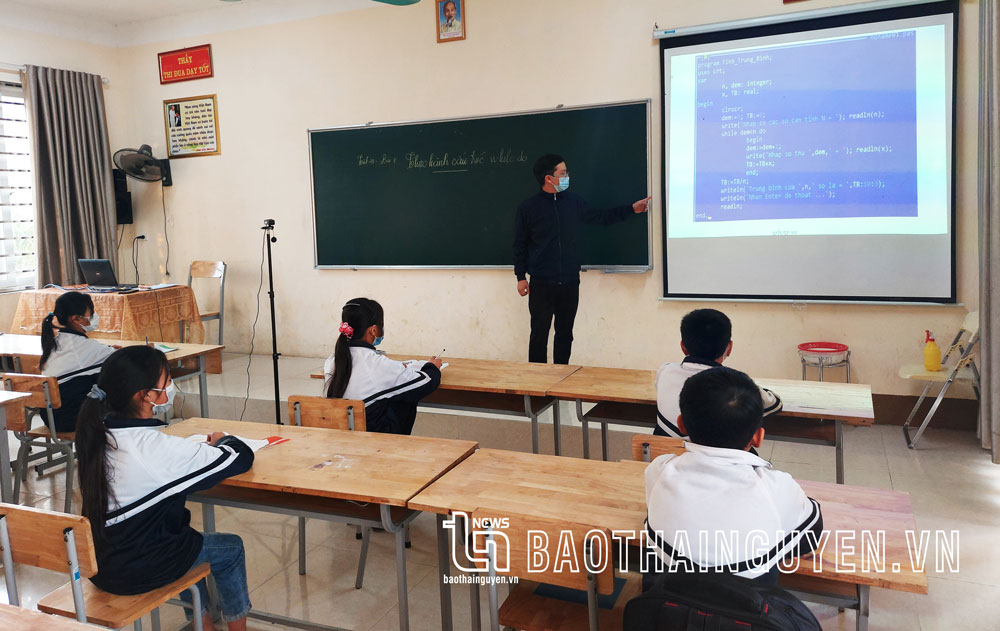 Giáo viên Trường Phổ thông Dân tộc nội trú THCS Đồng Hỷ dạy học trực tiếp song song với trực tuyến kết nối với học sinh vùng sâu, vùng xa đang điều trị COVID-19 tại gia đình.